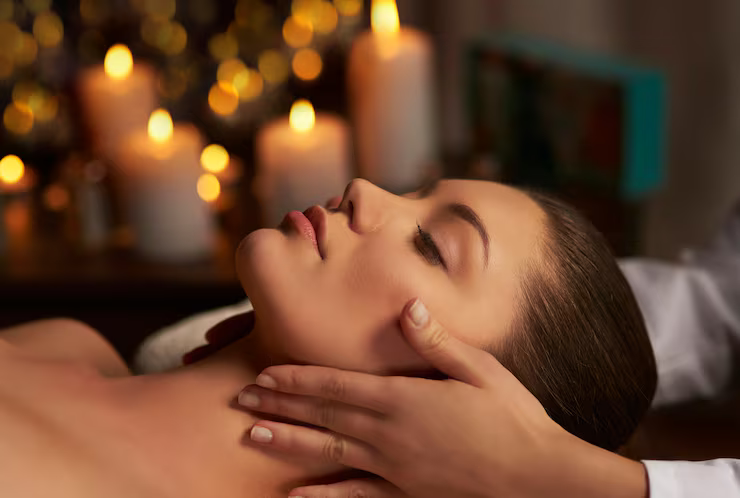 Khách được massage mặt thư giãn (ảnh minh họa)